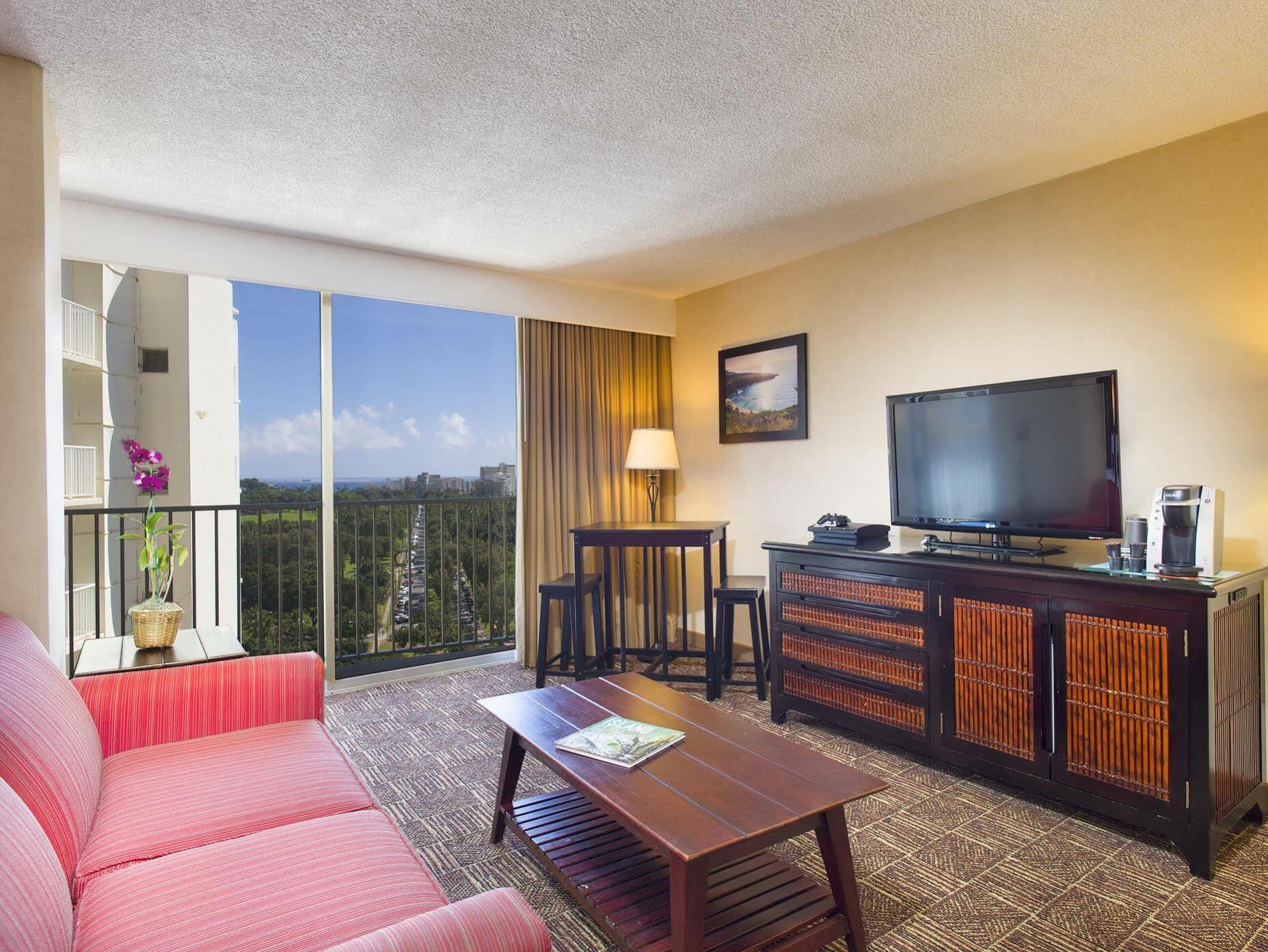 Hotel Aston Waikiki 4*